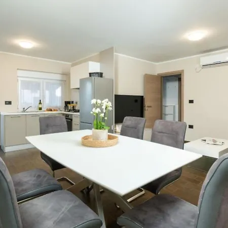 דירה Lucija - By Guide