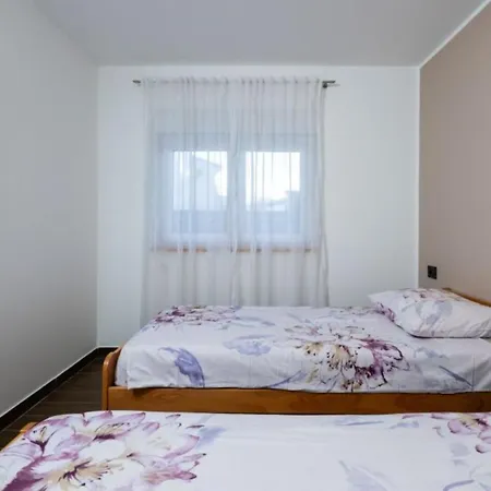 Lucija - By Guide וודניאן